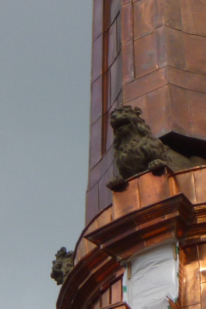 Detailansicht: Löwen am wieder errichteten Turm der Parochialkirche Berlin