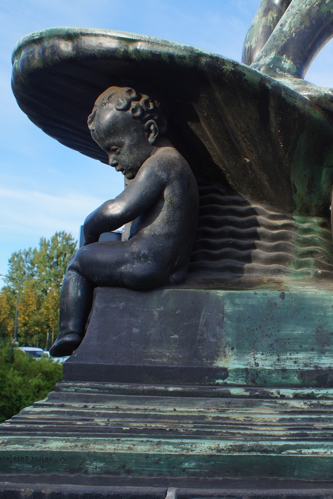 Marie-Gey-Brunnen, Dresden: Detailansicht Putto, Vorzustand