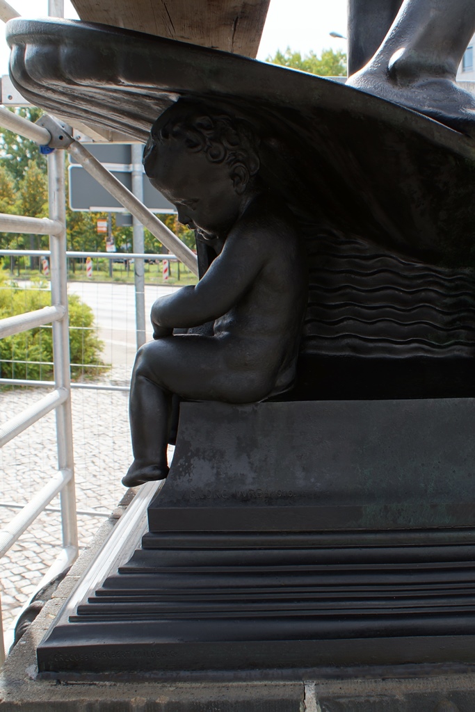 Marie-Gey-Brunnen, Dresden: Detailansicht Putto, Endzustand