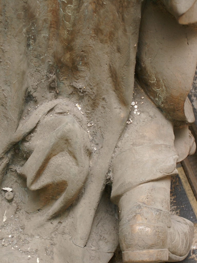 Bronzefigur Johann Georg I., Detailansicht Fuß: Vorzustand